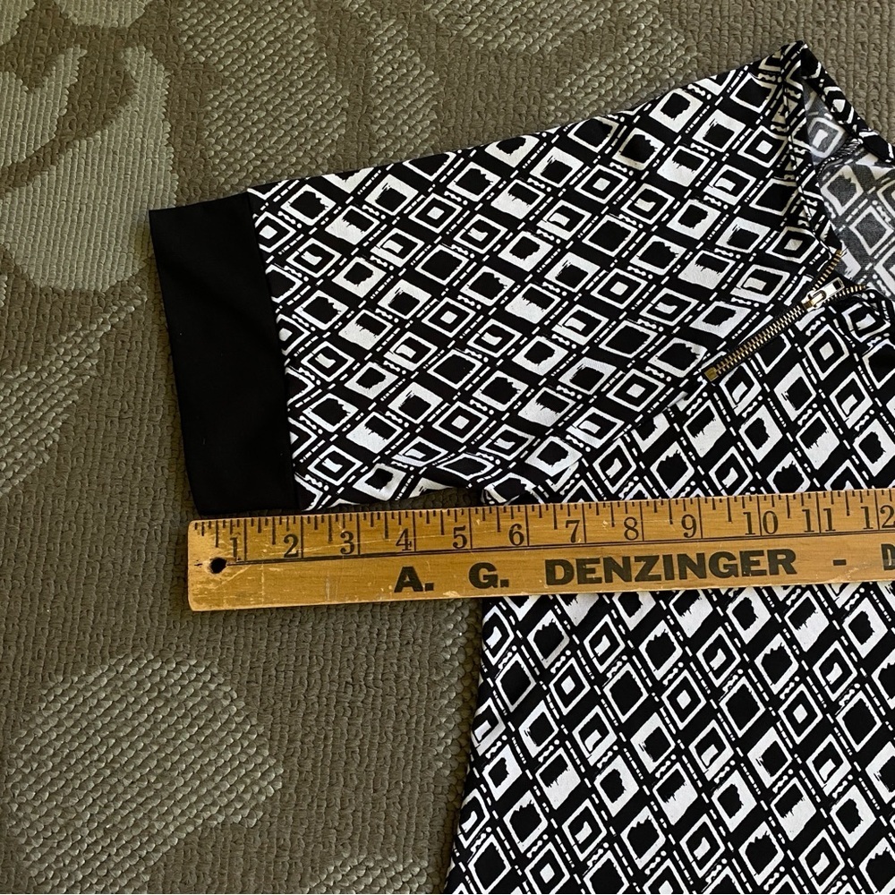 SUSAN LAWRENCE Petite Black & White Geometric Design Short Sleeve Banded Top - Picture 11 of 11